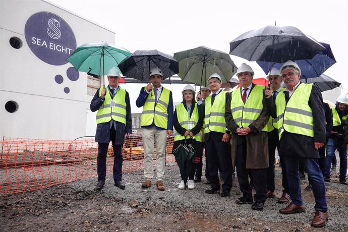 Visita del ministro de Agricultura, Pesca y Alimentación, Luis Planas, junto a otras autoridades, a las instalaciones de la planta de cría de lenguados Sea Eight, en el puerto gijonés de El Musel.