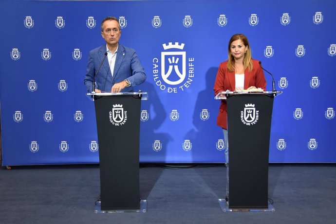 El vicepresidente segundo del Cabildo de Tenerife, José Miguel Ruano, y la consejera de Acción Social, Águeda Fumero, en una rueda de prensa para dar cuenta de los acuerdos del Consejo de Gobierno