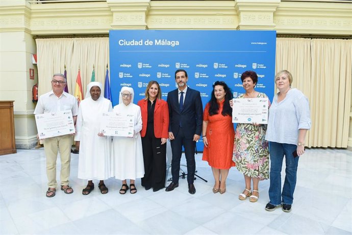 Autismo Málaga, Residencia Hermanitas de los Pobres y Centro Asistencial San Juan de Dios han recibido en el Ayuntamiento de Málaga los cheques por valor de 2.500 euros cada uno que proceden de lo recaudado en 'Clásicos Solidarios'.