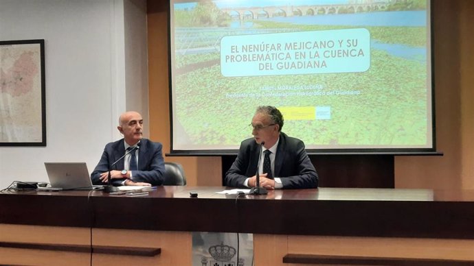 El presidente de la Confederación Hodrográfica del Guadiana, Samuel Moraleda, y el delegado del Gobierno en Extremadura, José Luis Quintana, en rueda de prensa