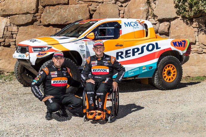 Isidre Esteve y Txema Villalobos junto al Toyota Hilux 1+ del Repsol Toyota Rally Team