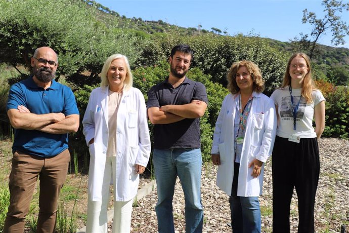 Los autores del estudio, de izquierda a derecha: Esteban Ballestar (IJC), Cristina Ramo-Tello (IGTP), Federico Fondelli (IJC-IGTP), Eva Martínez- Cáceres (IGTP) y Jana Willemyns (IGTP).