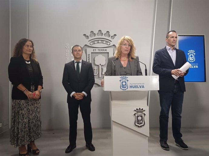 La alcaldesa de Huelva, Pilar Miranda, escoltada por los tenientes de alcalde de Urbanismo y Medioambiente, Felipe Arias; de Economía y Hacienda, Francisco Muñoz; y de Empleo y Vivienda, Adela de Mora, este miércoles en rueda de prensa.