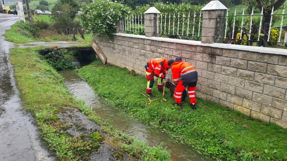 Rescate de un perro aislado por el agua en Rocillo.