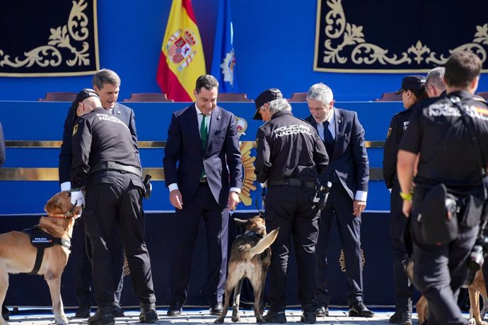 De izquierda a derecha, el delegado del Gobierno en Andalucía, Pedro Fernández; el presidente de la Junta, Juanma Moreno, y el ministro de Interior, Fernando Grande-Marlaska, en el Día de la Policía Nacional celebrado en la Plaza de España de Sevilla.