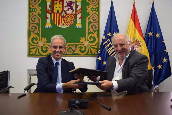 El director general de Tráfico, Pere Navarro, y el Secretario General de la FEMP, Luis Martínez-Sicluna.