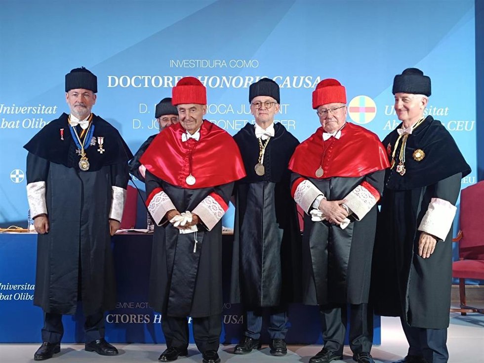 El ponente de la Constitución Miquel Roca Junyent y el presidente de la Cámara de Comercio de España, José Luis Bonet, en su investidura como doctorados Honoris causa por la UAO CEU, a miércoles 2 de octubre de 2024.