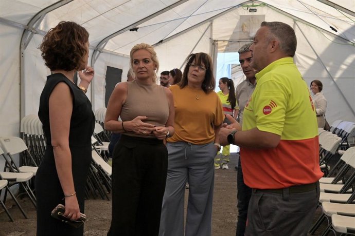 La consejera de Sanidad del Gobierno de Canarias, Esther Monzón, en una visita al hospital de campaña de La Restinga