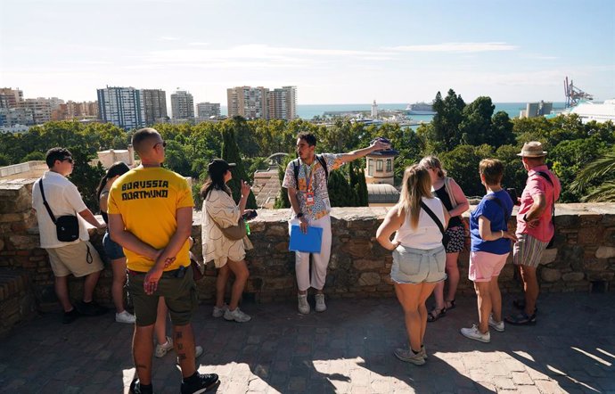 Turista visitando la ciudad. A 27 de septiembre de 2024, en Málaga (Andalucía, España). 