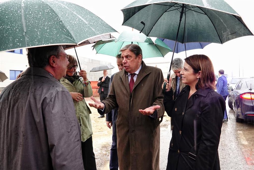 El ministro de agricultura, Pesca y Alimentación, Luis Planas (c) y la delegada del Gobierno en Asturias, Adriana Lastra, durante la visita a las instalaciones de la planta de cría de lenguados Sea Eight, en el puerto de El Musel en Gijón, a 2 de octubr