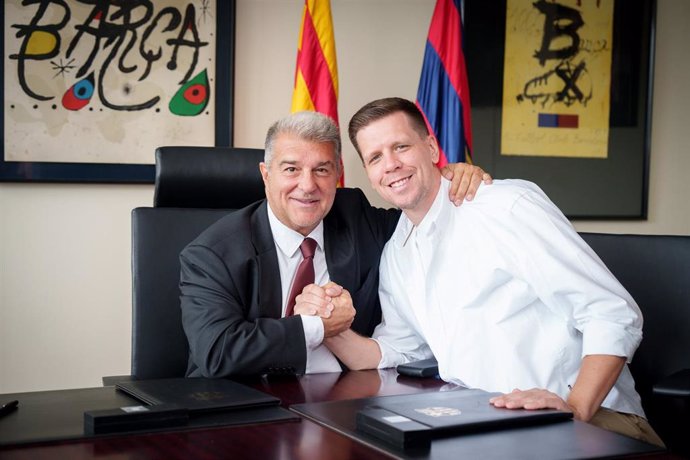 El presidente del FC Barcelona, Joan Laporta, junto al portero polaco Wojciech Szczesny, que firma hasta junio de 2025