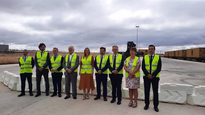 Autoridades en la inauguración de la nueva terminal de la Plataforma en Badajoz