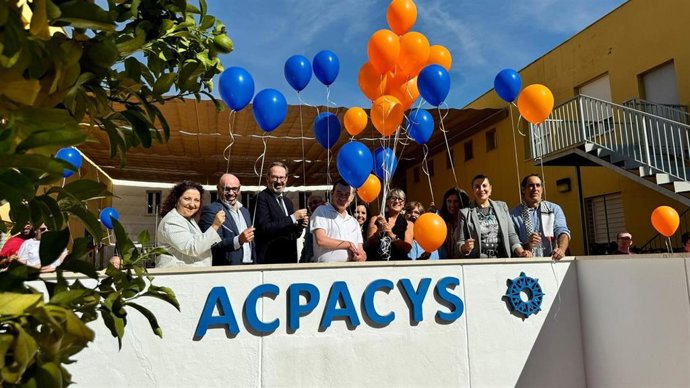 Adolfo Molina (3 izda.) durante la celebración en la sede de Acpacys.