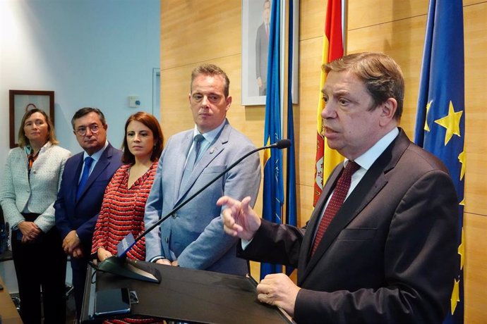 El consejero de Medio Rural y Política Agraria del Principado de Asturias, Marcos Líndez, junto al ministro de Agricultura, Pesca y Alimentación, Luis Planas (dcha), tras visitar las instalaciones de la planta de cría de lenguados Sea Eight, en Gijón.