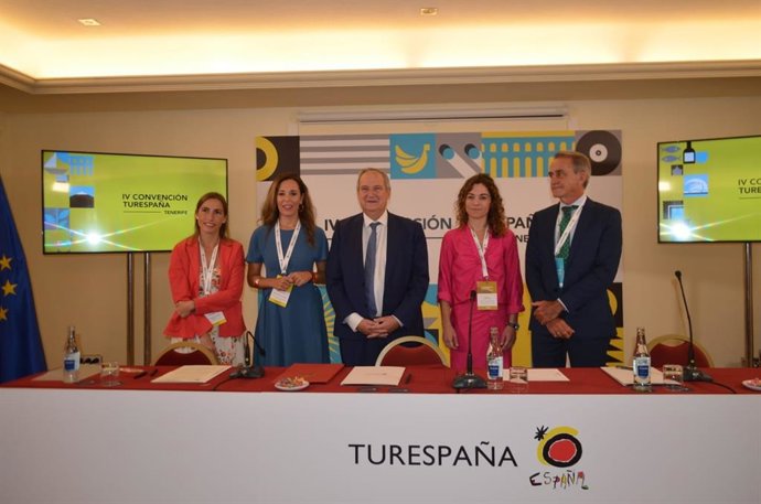 La consejera de Turismo del Gobierno de Canarias, Jessica de León, y el ministro de Turismo, Jordi Hereu (en el centro) en la firma de la adenda a los convenios de resiliencia turística