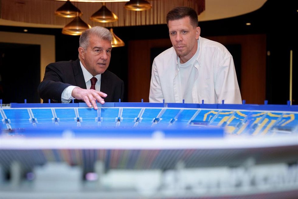 El presidente del FC Barcelona, Joan Laporta, enseña la maqueta del nuevo Spotify Camp Nou al portero polaco Wojciech Szczsny