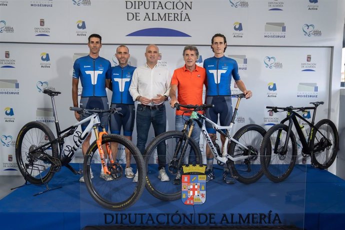 Presentación del equipo 'Costa de Almería' para la Skoda Titan Desert.