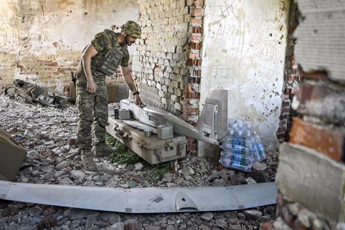 Archivo - June 13, 2024, Donetsk Region, Ukraine: DONETSK REGION, UKRAINE - JUNE 13, 2024 - An aerial reconnaissance man of the 148th separate artillery brigade of the Ukrainian Air Assault Forces assembles a drone before launch, Donetsk region, eastern U