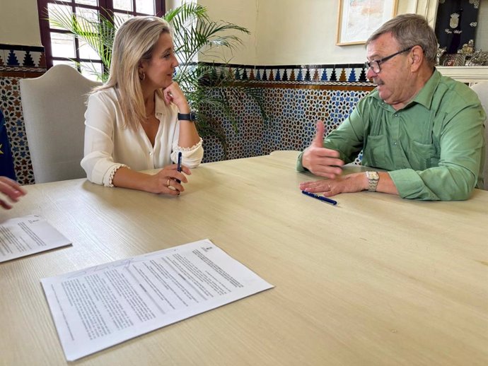 La alcaldesa de la ciudad, Ana Isabel Jiménez y el presidente de la Cabalgata, Carlos García. Han suscrito este convenio destinado a la mejora y ampliación de la sede de la Cabalgata en Nueva Alcalá.