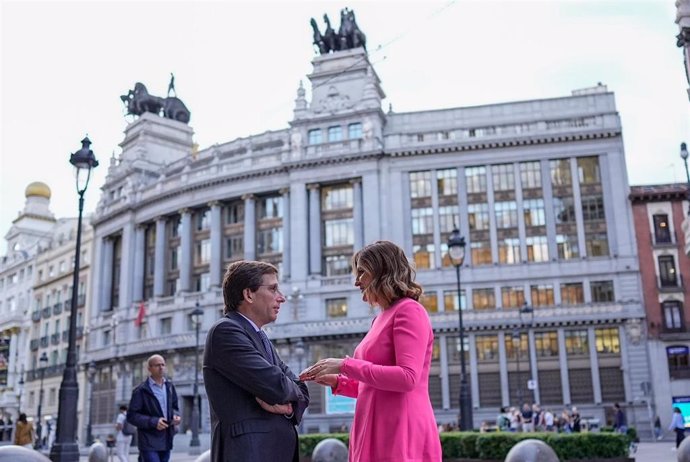 El alcalde de Madrid, José Luis Martínez-Almeida, y la alcaldesa de València, María José Catalá, durante la visita de esta última a la capital española. 