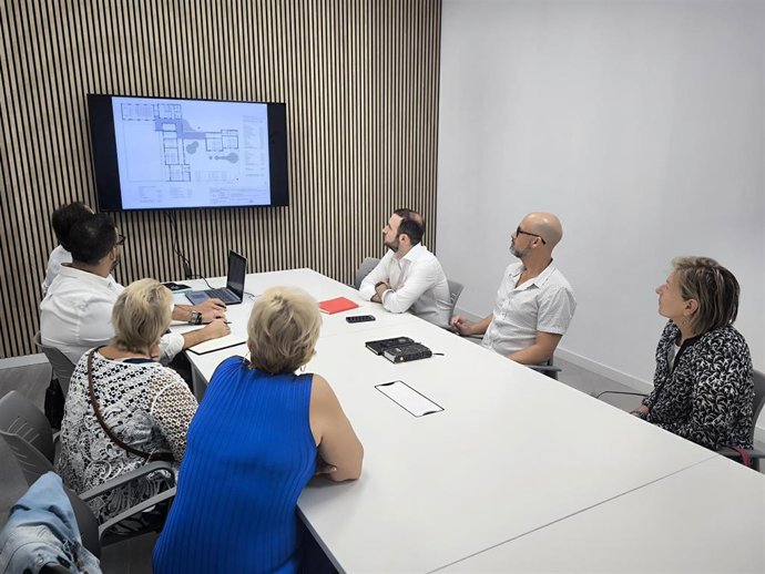 Los delegados municipales de Hábitat Urbano, David Delgado, y de Educación, Pablo Chain, se han reunido nuevamente con representantes de alumnos y profesores del centro.