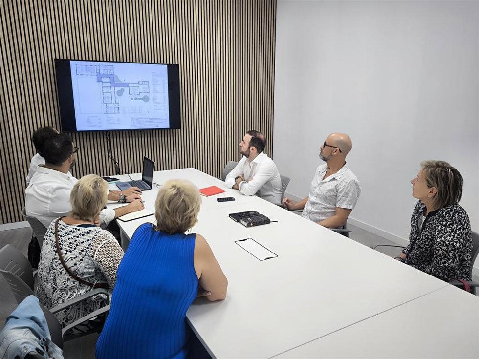 Los delegados municipales de Hábitat Urbano, David Delgado, y de Educación, Pablo Chain, se han reunido nuevamente con representantes de alumnos y profesores del centro.