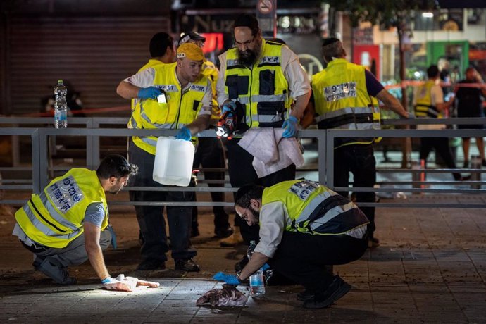 Personal sanitario en la escena de un atentado en Tel Aviv