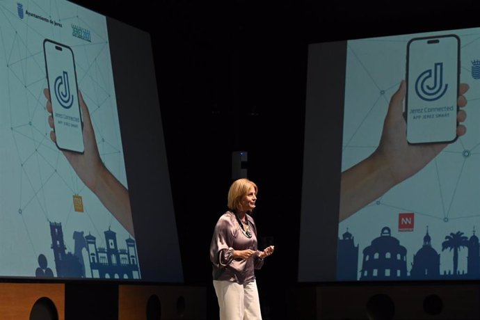 La alcaldesa de Jerez de la Frontera (Cádiz), María José García-Pelayo, presenta la nueva aplicación móvil 'Jerez Smart'.