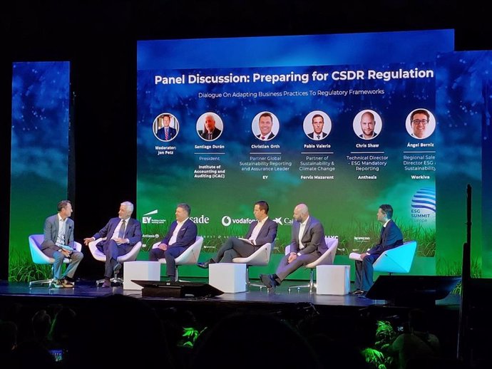 Expertos en ESG dialogan sobre la adaptación de las prácticas empresariales a la Directiva Europea de Informes de Sostenibilidad Corporativa (CSDR) en el marco del ESG Summit Europe 2024.