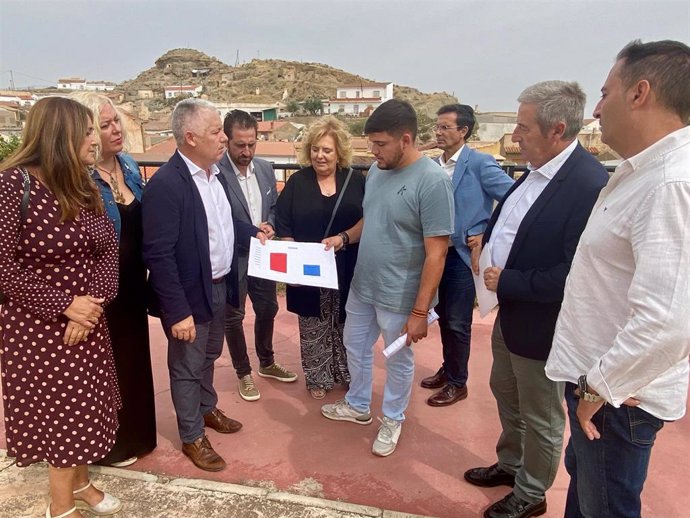 El diputado provincial José María Villegas y el portavoz socialista en Fonelas, Héctor Moltalbán, junto a miembros del grupo socialista en la Diputación de Granada.