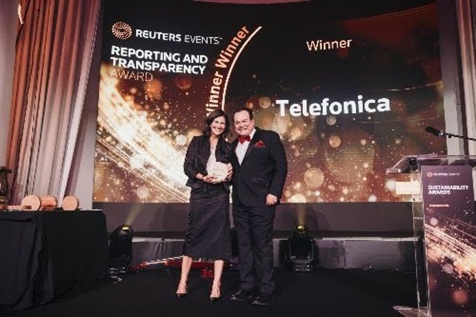 La directora Global de Sostenibilidad (ESG) de Telefónica,  Elena Valderrábano, recibe el premio