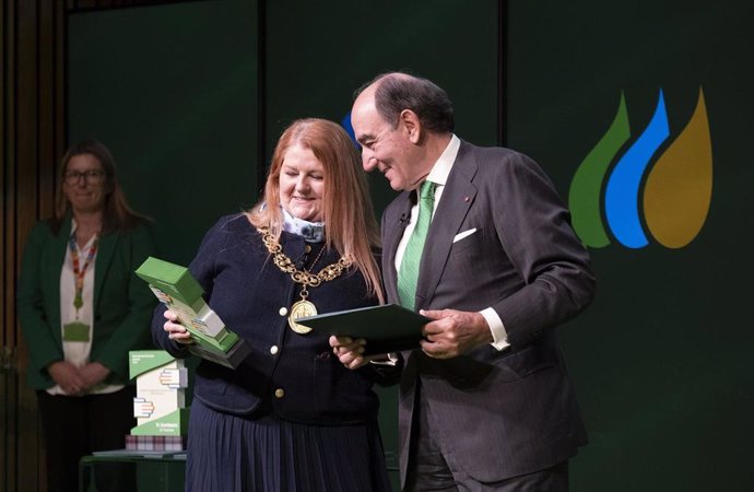 El presidente de Iberdrola, Ignacio Galán, junto a la alcaldesa de Glasgow, Jacqueline McLaren.