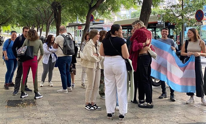 La activista Janet Catalan se abraza con otra persona frente a la Ciutat de la Justícia de Barcelona antes del juicio oral en el que han pedido dos años de cárcel para ella por la presunta agresión a un mosso, a 2 de octubre de 2024