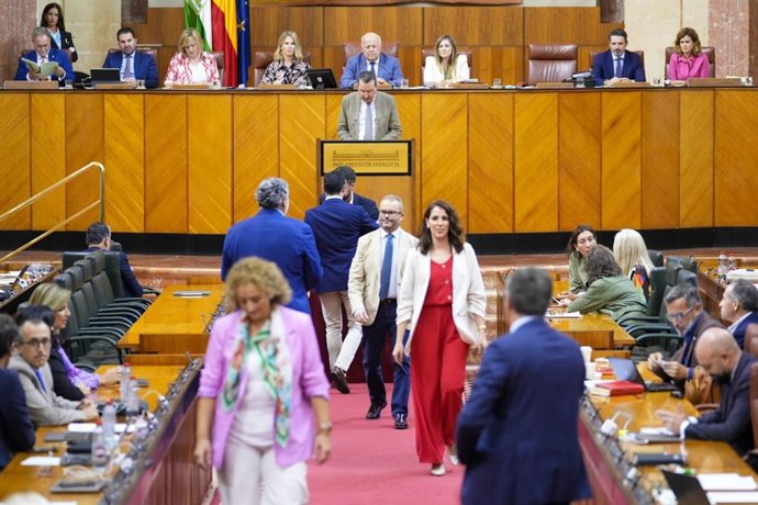 Votación en el Pleno del Parlamento andaluz para elegir diputados que defiendan una proposición de ley en el Congreso.