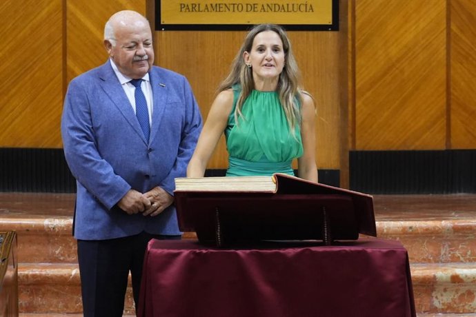 El presidente del Parlamento de Andalucía, Jesús Aguirre, preside la toma de posesión de la nueva diputada de Vox, Montserrat Cervantes.