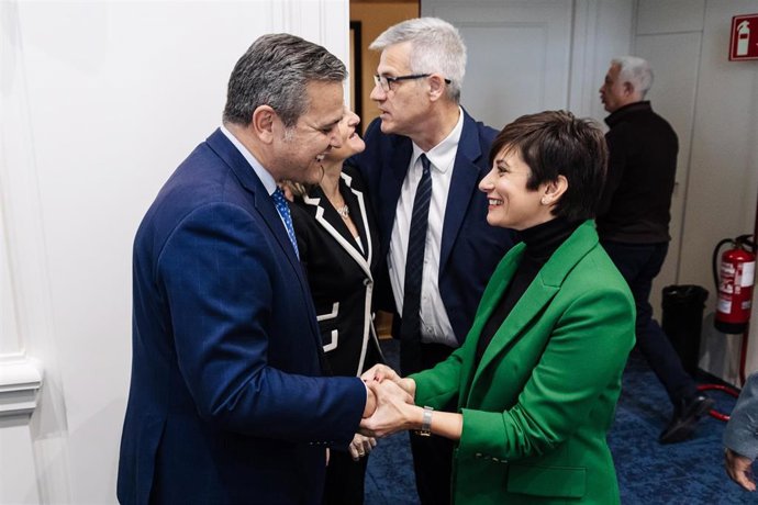 Archivo - El consejero de Vivienda, Transportes e infraestructuras, Jorge Rodrigo (1i), y la ministra de Vivienda y Agenda Urbana, Isabel Rodríguez (1d), se saludan a su llegada a una reunión, a 18 de enero de 2024, en Madrid (España).