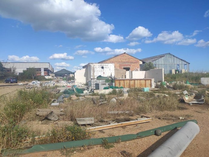 Vista general de las instalaciones y los residuos en las marismas de Isla Cristina.