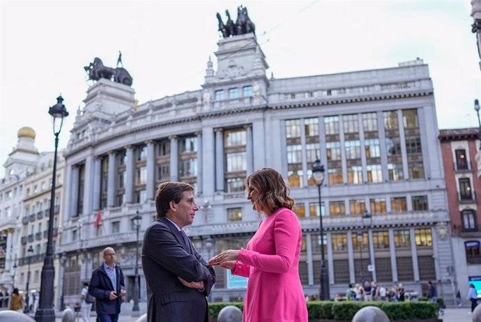 L'alcalde de Madrid, José Luis Martínez-Almeida, i l'alcaldessa de València, María José Catalá, durant la visita d'esta última a la capital espanyola. 