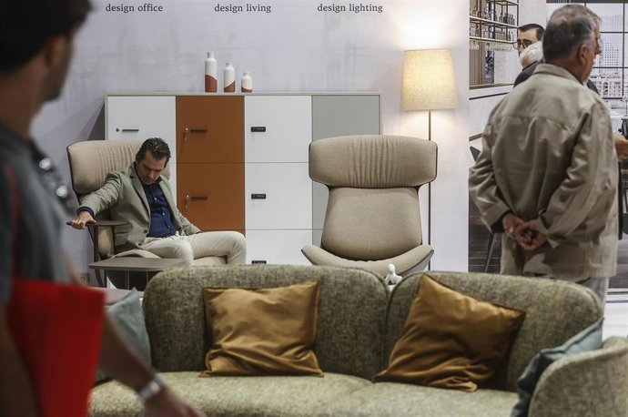 Asistentes a la inauguración de la Feria Hábitat València, a 1 de octubre de 2024, en Valencia, Comunidad Valenciana (España). La feria se celebra hasta el próximo jueves junto a Textilhogar Home Textiles Premium y Espacio Cocina SICI.