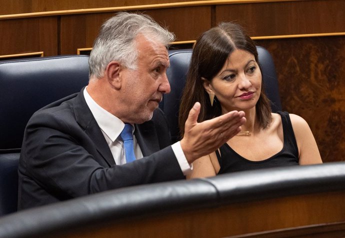 Archivo - El ministro de Política Territorial y Memoria Democrática, Ángel Víctor Torres y la ministra de Infancia y Juventud, Sira Rego, durante una sesión plenaria extraordinaria, en el Congreso de los Diputados, a 23 de julio de 2024, en Madrid (España