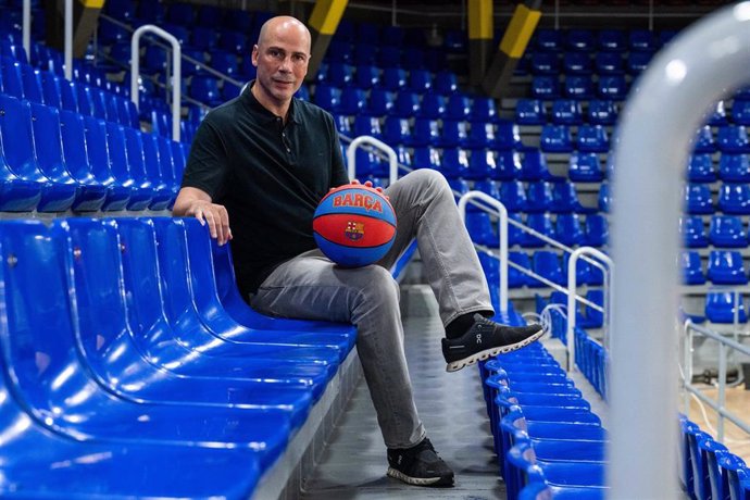 Archivo - El nuevo entrenador del Barça de baloncesto, Joan Peñarroya, en el Palau Blaugrana