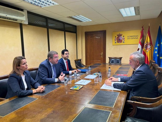 El presidente de EFCL, Isidoro Alanís (en el centro a la izquierda), la vicepresidenta de EFCL, Carmen San Martín, y el director de la asociación, Eduardo Estévez, se reúnen con el delegado del Gobierno en Castilla y León, Nicanor Sen.