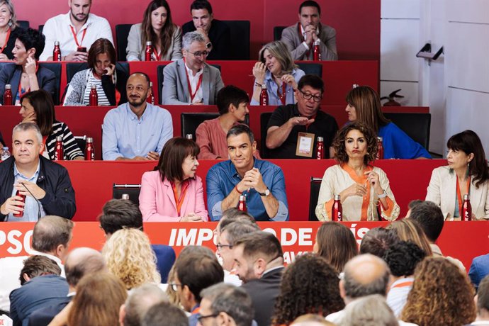 (I-D) El secretario de Organización del PSOE, Santos Cerdán; la presidenta del PSOE, Cristina Narbona, el presidente del Gobierno y Secretario General del PSOE, Pedro Sánchez; la vicesecretaria general del PSOE, vicepresidenta primera del Gobierno y minis