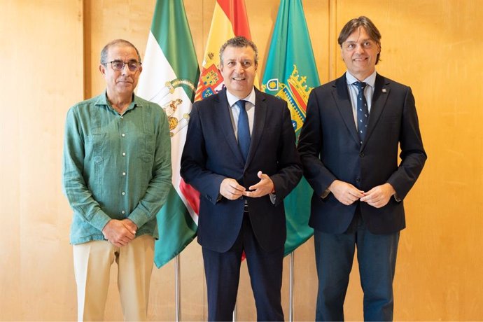 De izquierda a derecha, el rector de la US, Miguel Ángel Castro; el presidente de la Diputación, Javier Fernández, y el rector de la UPO, Francisco Oliva.