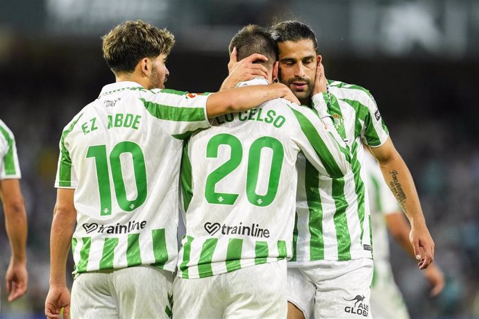 Los jugadores del Real Betis Ez Abde, Gio Lo Celso y Ricardo Rodríguez celebran un gol.