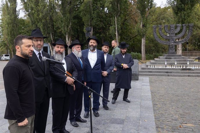 El presidente de Ucrania, Volodimir Zelenski, en ceremonia de conmemoración de los judíos ejecutados por los nazis, a las afueras de Kiev.