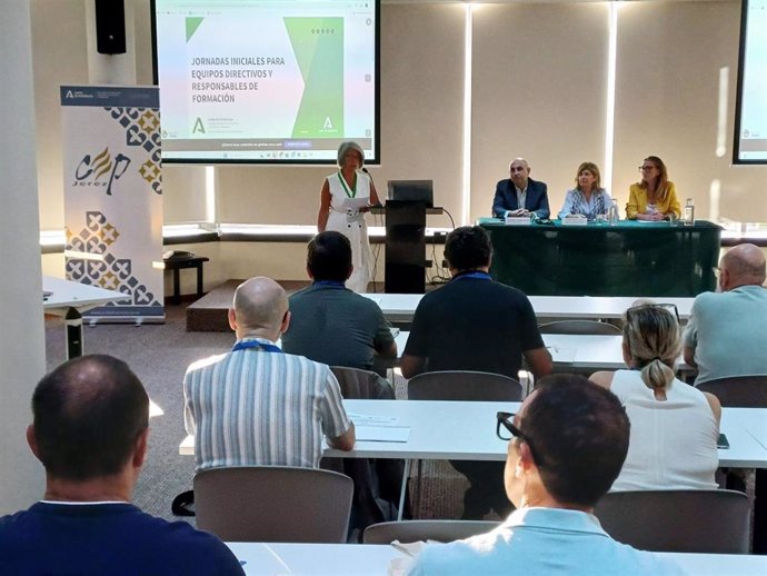 La delegada territorial de Desarrollo Educativo y Formación Profesional y de Universidad, Investigación e Innovación de Cádiz, Isabel Paredes, en las Jornadas Iniciales para Equipos Directivos y Responsables de Formación del CEP de Jerez