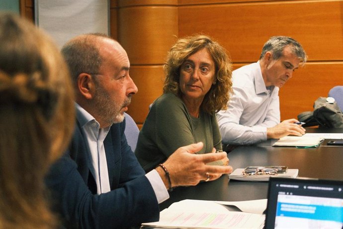 La consejera de Movilidad Sostenible, Susana García, ha presentado este miércoles a las asociaciones de personas con diversidad funcional el paquete de medidas previstas por Euskotren