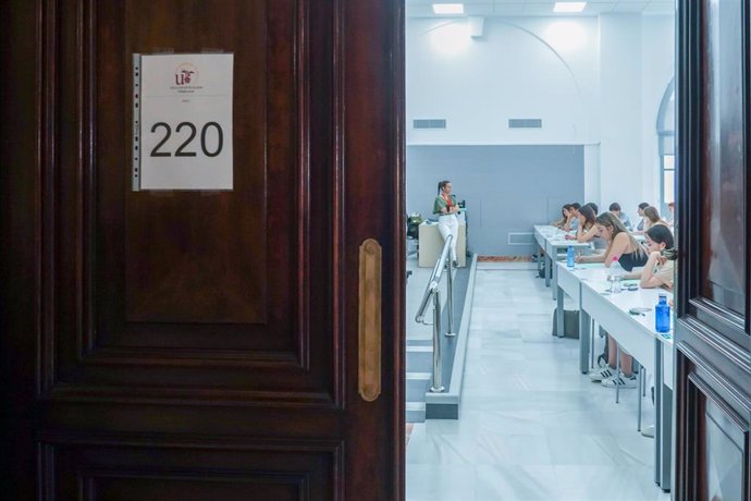 Archivo - Estudiantes haciendo exámenes en un aula de la Universidad de Sevilla.