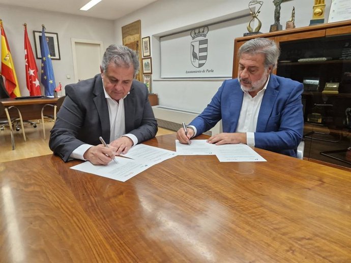 El presidente de la Cámara de Comercio de Madrid, Angel Asensio, y el alcalde de Parla, Ramón Jurado, firman la renovación del convenio subvención entre el Ayuntamiento y la institución cameral